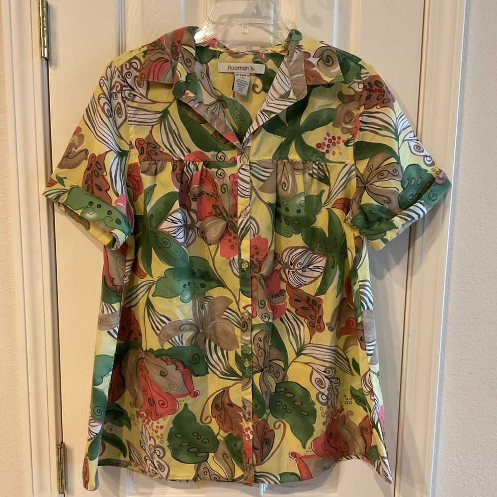 Beautiful blouse in spring/summer yellow pattern